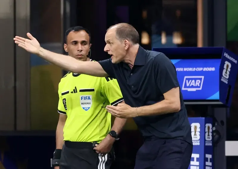 Tuchel gestures from th sideline
