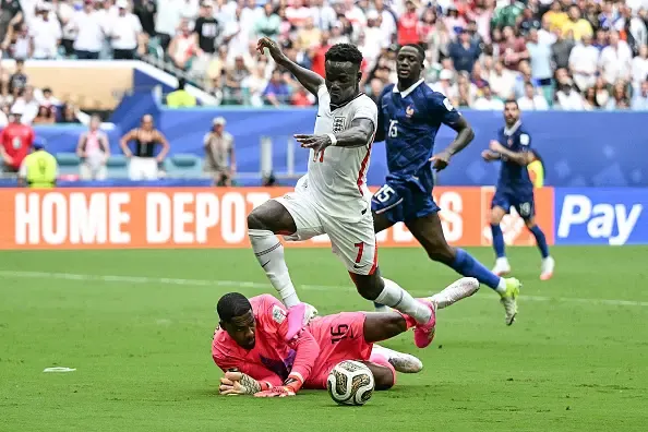 Mike Maignan and England's forward #07 Bukayo Saka fight for the ball